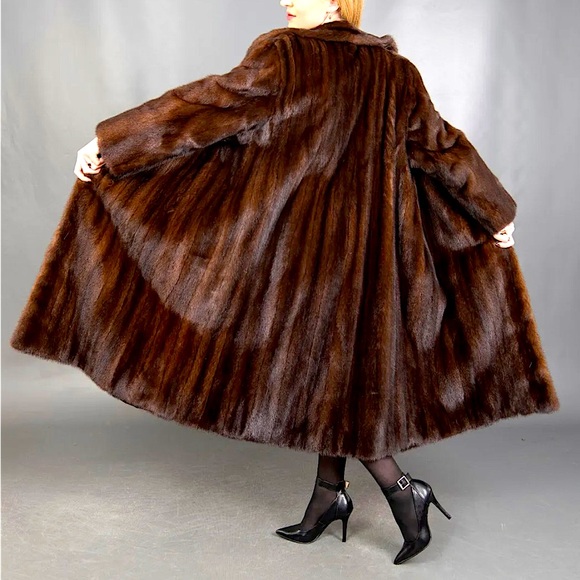 Stunning Flawless Genuine Mink Fur Coat!